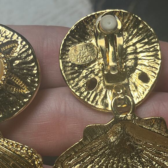 Vintage Large Runway 80s AVON Pearl and Gold Shell Mermaid Beach Earrings D2 - Picture 4 of 8